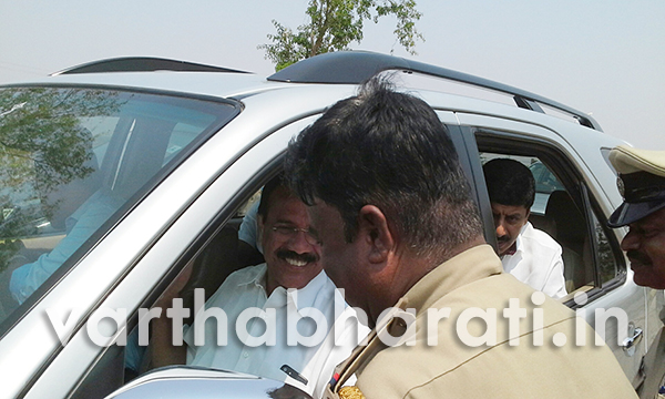 ಗುಂಡ್ಲುಪೇಟೆ ವಿಧಾನಸಭೆ ಉಪಚುನಾವಣೆ ನಿಮಿತ್ತ ವಾಹನ ತಪಾಸಣೆ: ಪಕ್ಷದ ದಿಗ್ಗಜರ ವಾಹನವನ್ನೂ ಬಿಡದ ಚುನಾವಣಾಧಿಕಾರಿಗಳು !